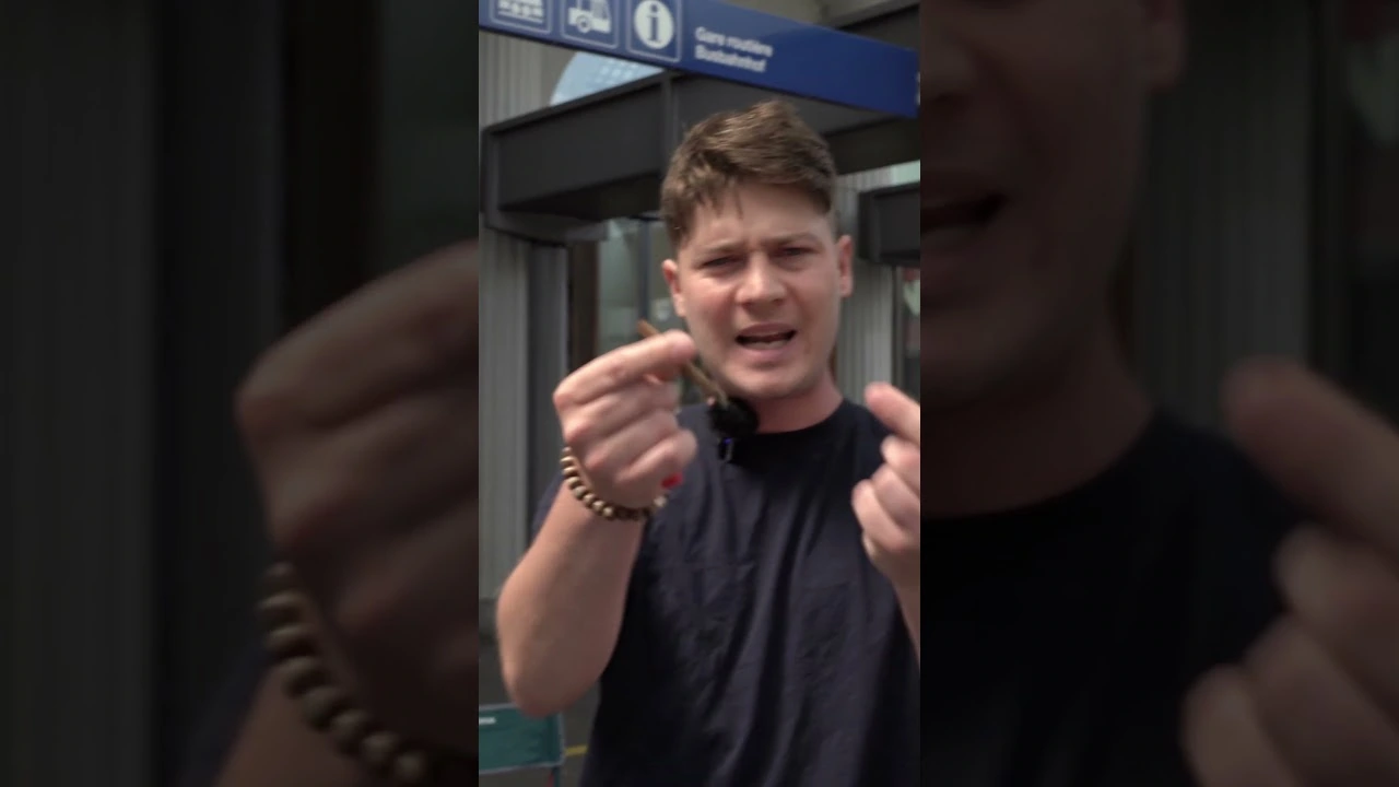 John Blue face à la caméra lors d’un freestyle