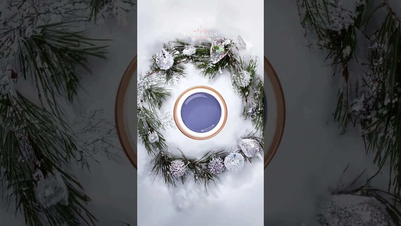 Produit Fauve Nails au centre d’une composition hivernale